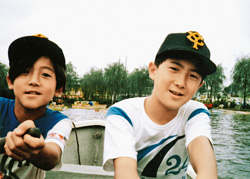 兄弟でボートを漕ぐ小野清さん(右)・小野隆さん(左)