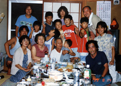 親族の集合写真 おじいちゃんに抱かれる横山さん（真ん中）