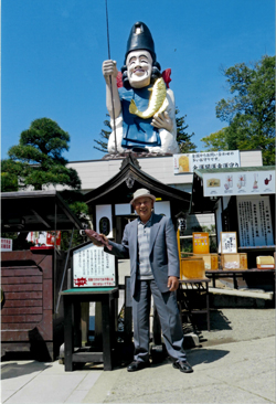 昨年、群馬県で七福神巡りをした時の写真/恵比寿様の様な笑顔でニッコリ山田さん