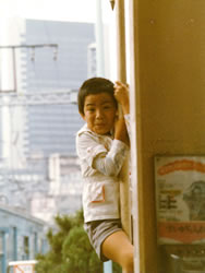小山さんの可愛らしい小学生時代/東京駅でパシャリ♪