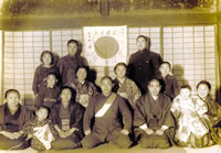 昭和17年お兄さん（長男）が出征するさいの記念撮影、政清さんは２列目の一番左側