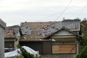屋根瓦が吹き飛び雨が中へ染込み深刻な被害